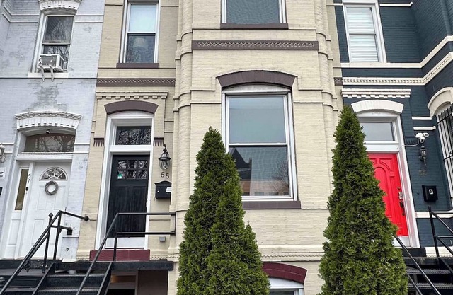 3-bedroom house in brilliant Washington with WiFi, AC. Close to two metro stops,