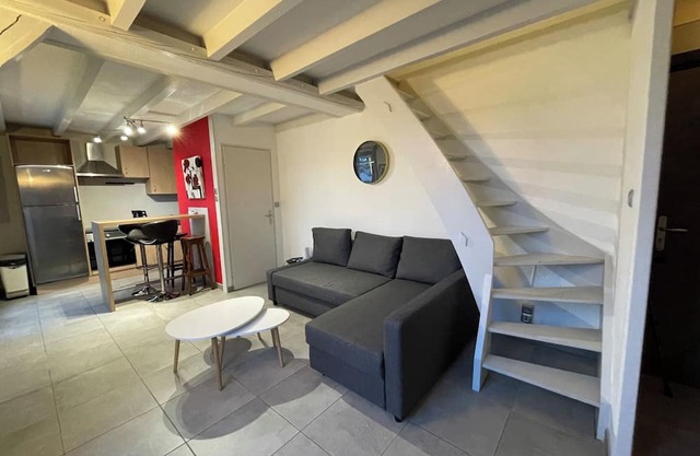 Fathala, appartement lumineux, face à la gare