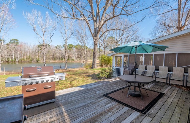 Reel Haven on the Water: Modern + Comfy Home!