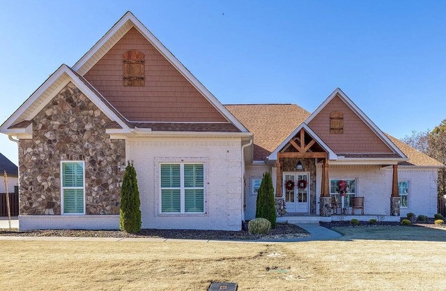 Well-Appointed 4 Bedroom Home Near Charming Athen’s Square