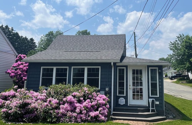 Quaint Lakeside Cottage in Edinboro just steps from the lake!