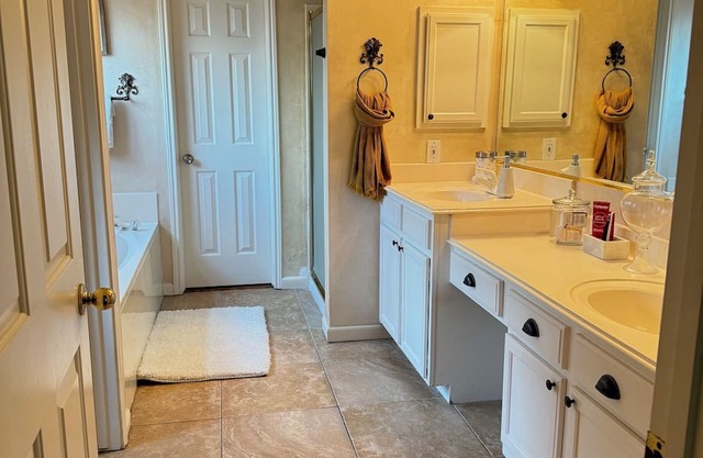 4-bedroom house WiFi, AC. Pet and Family Friendly perfect for gatherings