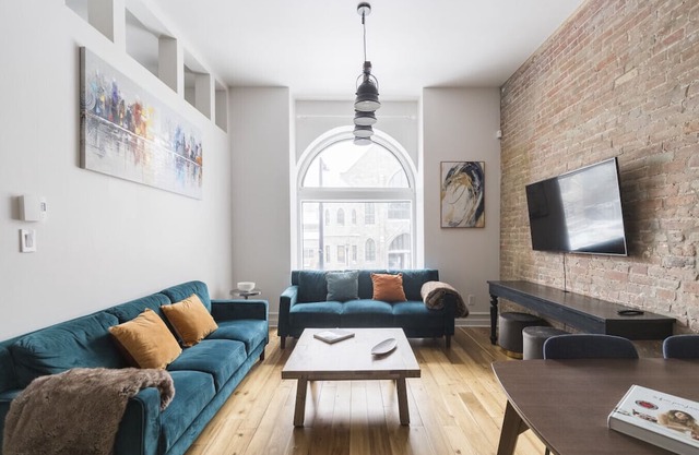 Galeria Duo: Spacious 7-Bedroom Retreat in the Heart of Montreal