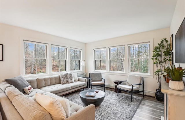 Streamside Hollow: 3 br w/fireplace, firepit, & garage!