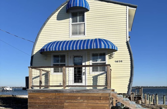 Cutest 2-bedroom house on the Bay with access to the gulf across the street