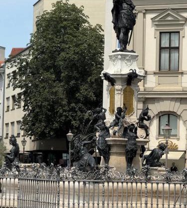 New spacious luxury apartment at Rathaushausplatz