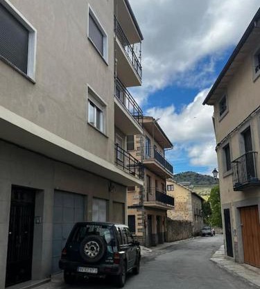 Amplio, fresco y céntrico, con patio y balcón