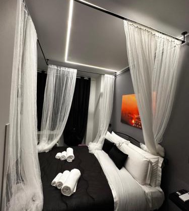 ONE HUNDRED ROOMS GARDEN SUITE