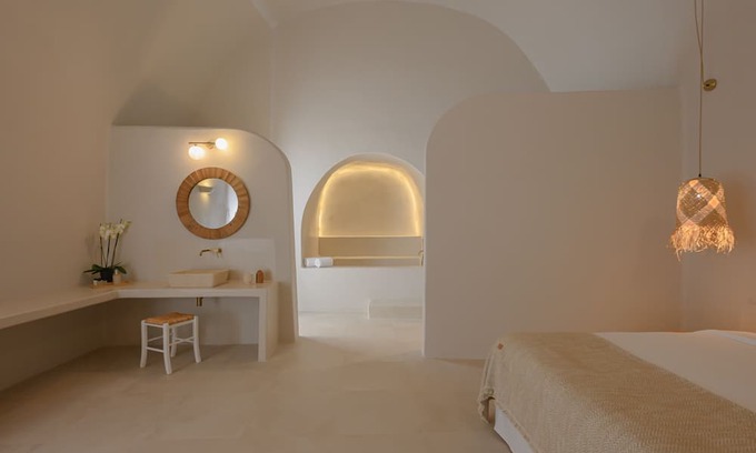 Megalochori House | 3 bedroom Family Cave Apartment with terrace, by Element Suites