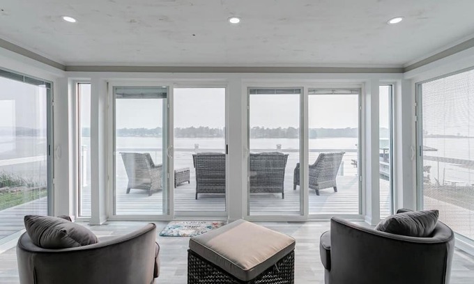 Wolcott House | Relaxing Bayfront Home