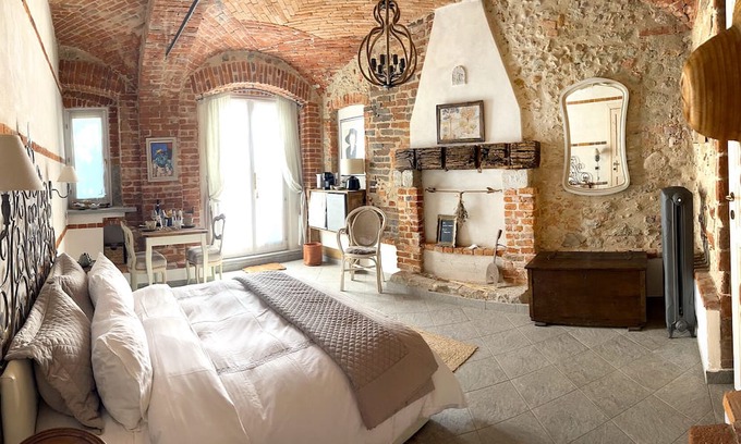Gassino Torinese Bed & Breakfast | Suite del Camino - country chic with heated whirlpool in the garden