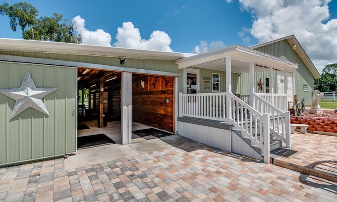 Citra Apartment | GREEN ACRES working horse farm. w/ barn apartment STALL ACCESS ;TACK ROOM