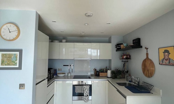 Woodberry Down Apartment | Bright 2BD Flat w/Private Balcony - Manor House!