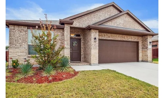 Azle House | EZ access to DFW, w office