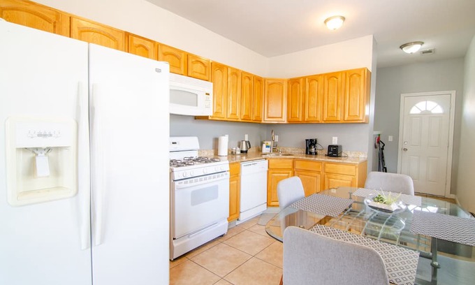 North Bergen Apartment | Spacious 4 bed 2.5 bath close to NYC FREE Parking!