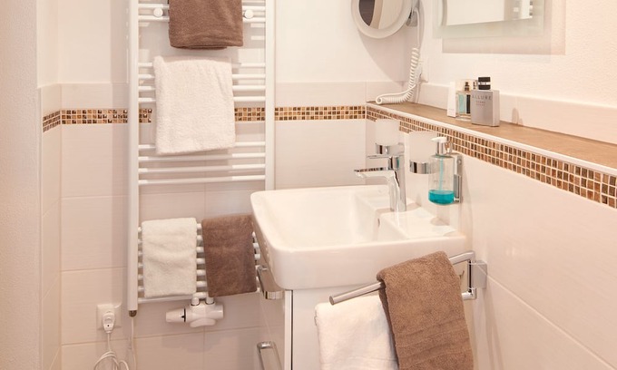 Eggstatt Apartment | Double room comfort 20-24m² with south-facing balcony, seating area, shower/toilet