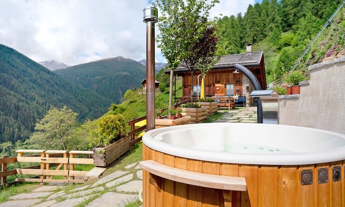 Rabbi Apartment | "Chalet Berghof Laret Arnica" with Whirpool and Wi-Fi