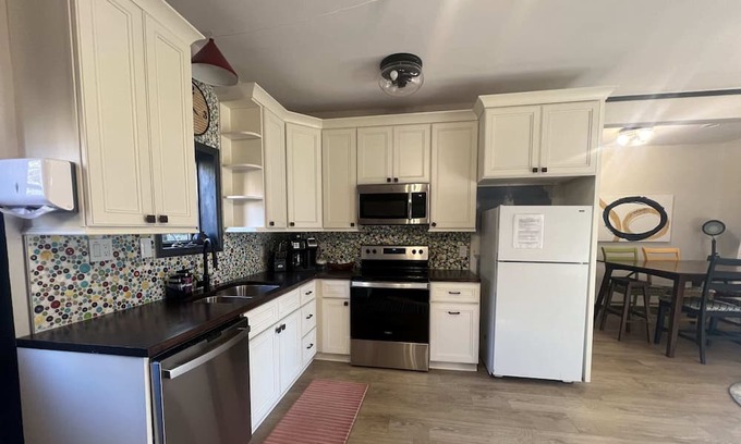 Buechel Apartment | Funky and fun, secret room, board games. Sleeps 5