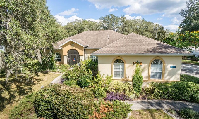 Hernando House | Comfortable Villa with lots of privacy and pool on one acre in Hernando FL