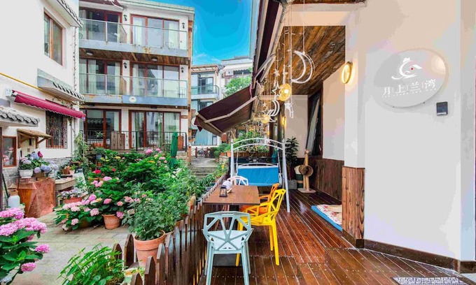 Xihu Bed & Breakfast | Moonlit Orchid Bay Coffee & Tea