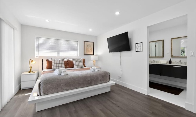 Hollywood House | Guitar House Poker Lounge Hard Rock