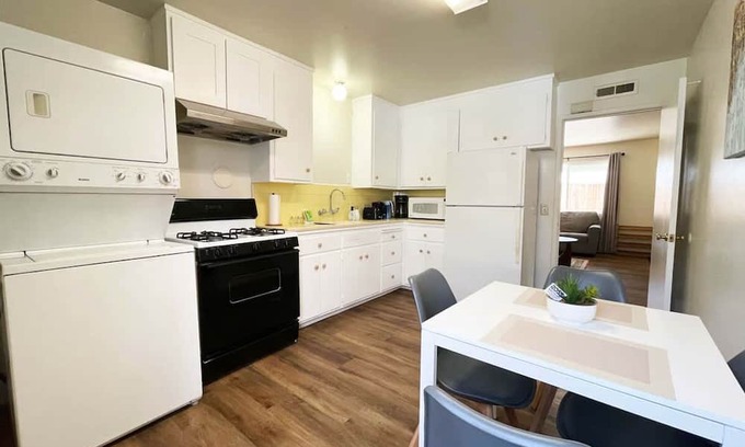 Campbell House | Campbell Cozy Bright 2B 1b AC Close to Downtown