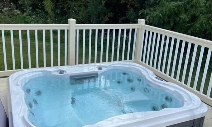 Mablethorpe Cabin | 3bed-8Berth- Hot Tub-Mablethorpe-Pet Friendly-Wifi
