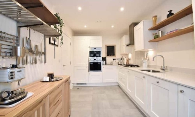 Walton-on-Thames House | Spacious, Family-Friendly Home