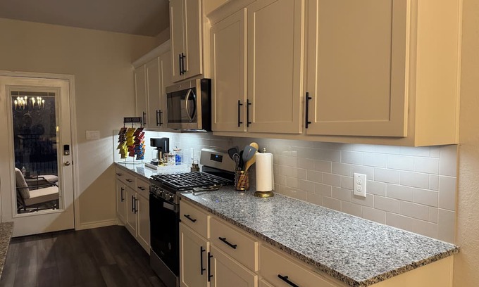 Wellborn House | Modern Aggie-Friendly Retreat - 15 mins to Kyle Field