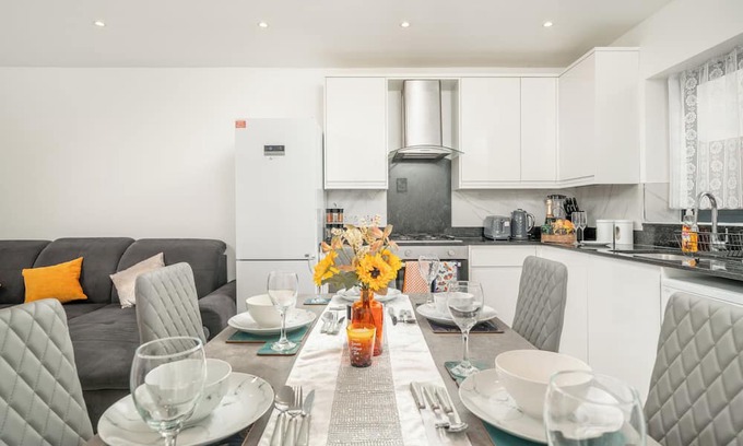 Tottenham House | Vibrant 3-bedroom house in wonderful London with WiFi