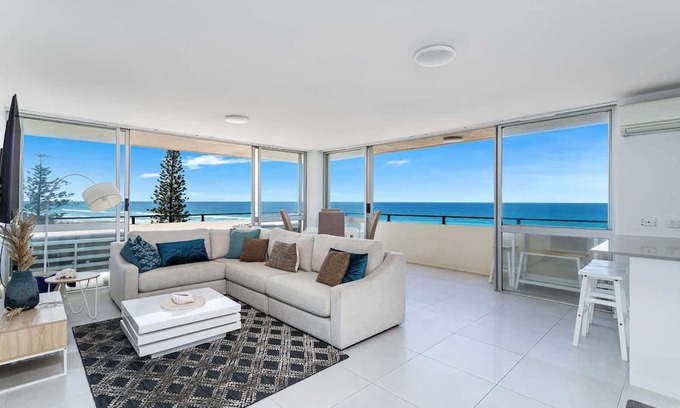 Paradise Point Apartment | Surfers Paradise Beachfront