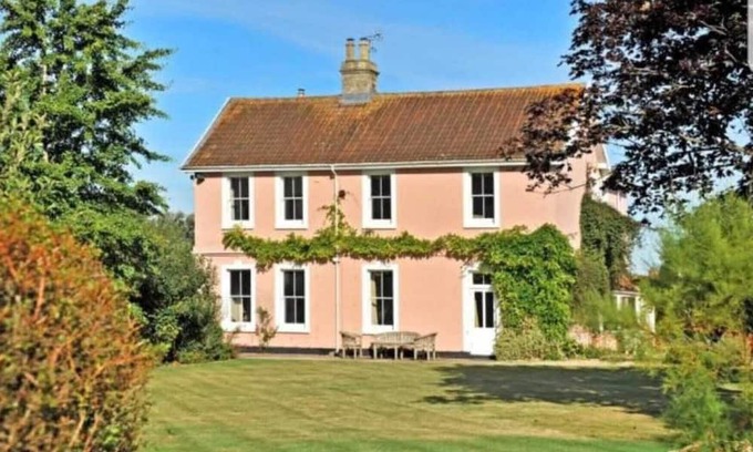 Westbury Villa | 200 yr old English Vicarage Spacious 6 bedroom in fabulous Westbury with WiFi