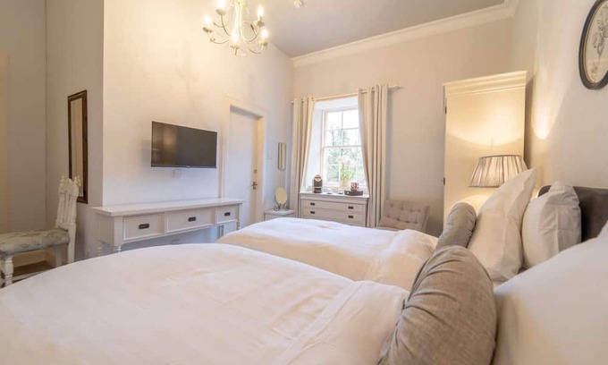 Livingston Cabin | The Orchid Suite room with garden views