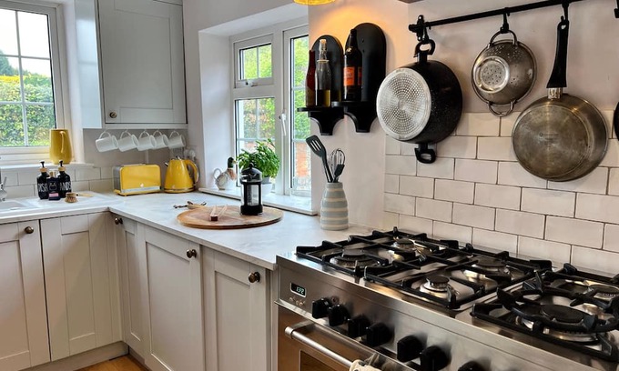 Oakley House | Cottage in Basingstoke