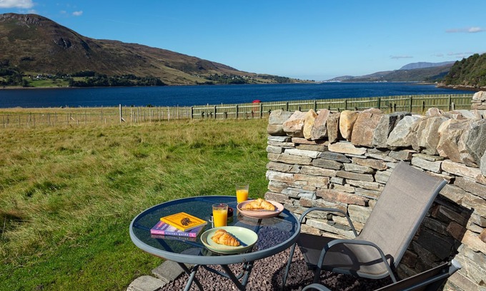 Garve Cabin | Family Luxury pod - stunning loch view and access