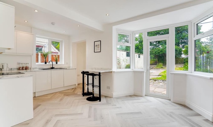 Wolverhampton House | Stylish House in Wolverhampton with Free Parking