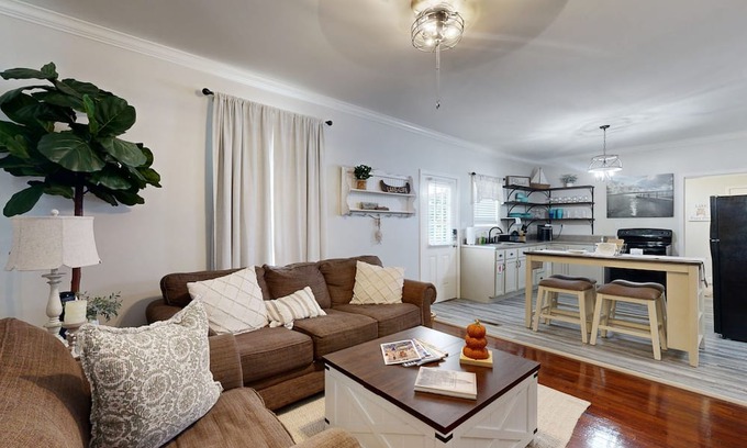 Guntersville House | Cozy home- Close to Lake and Boat Ramp