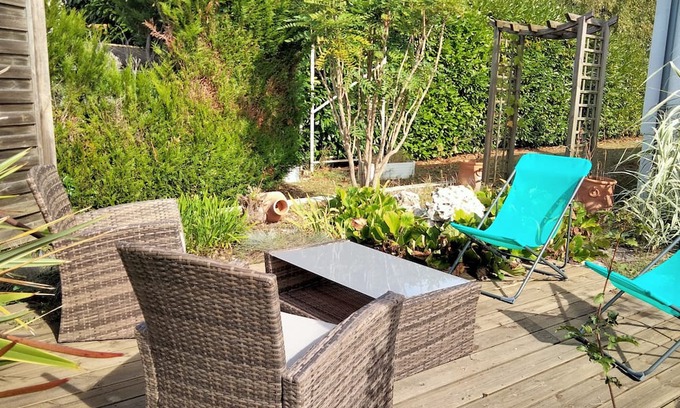 Bourges House | Holiday Home 'Chez Chriss' with Shared Terrace, Shared Garden and Wi-Fi