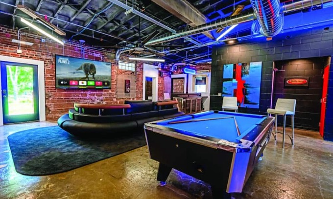 Sparta House | Art Inspired Micro-Hotel - 2 Studio Suites | Grill | Pool Table
