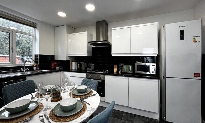 Walkden House | Tranquil 3 Bed Oasis and Parking