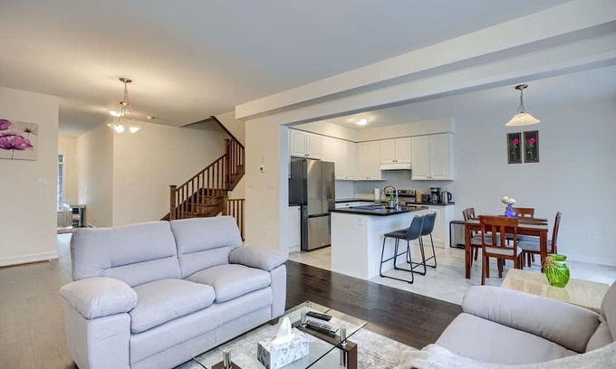 Cambridge House | 4BR Near Highway 401, King & Queens beds - Free Parking