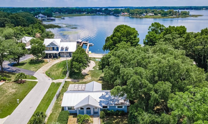 Summerfield House | Charming 2-bedroom lakefront house in Summerfield with WiFi and AC