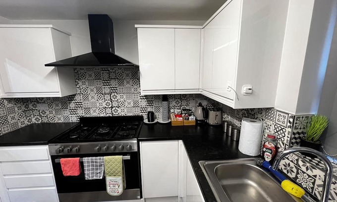 Coventry Bed & Breakfast | 5 bed Stylishly furnished & close proximity to the City centre and Coventry Uni