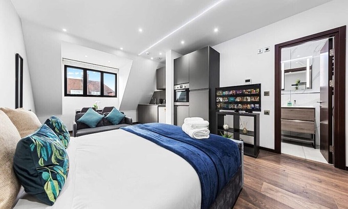Golders Green Apartment | Stylish King Size Bed Studio near Central London