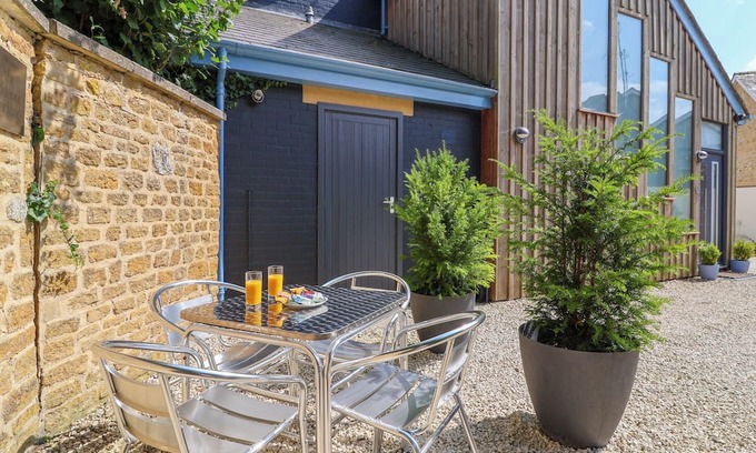 Sherborne Cottage | PUMP ROOM, romantic, with a garden in Sherborne