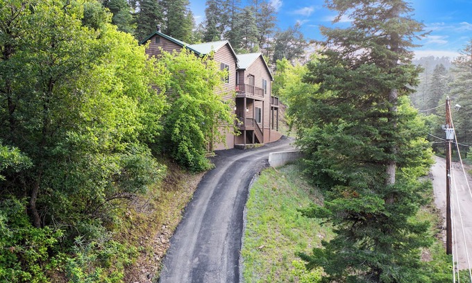 Ruidoso House | Charming and Serene 4-bedroom house with Spectacular Views of the Black Forest
