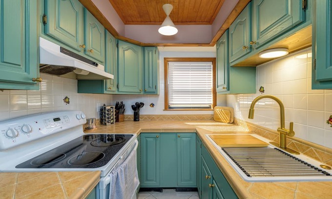 Odessa House | Serene Lakefront Retreat: Unwind on Lake Wood