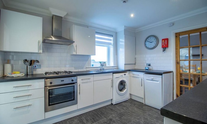 Coatbridge Apartment | 3-bedroom apartment in tranquil Coatbridge with WiFi