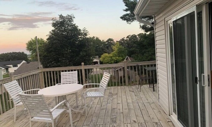 Rochester House | Elegant & Secure Family Abode Grand 2-Bedroom Retreat (Downstairs)