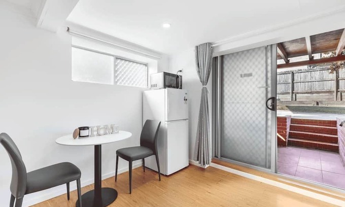 Macgregor Apartment | 1 Bedroom Unit near highway/ transports & shops